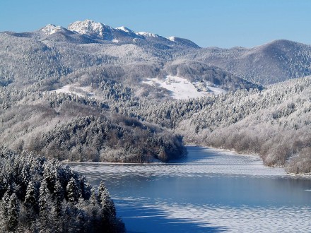 Lokvarsko jezero lake and Mt Risnjak (Photo: Siniša Abramović)